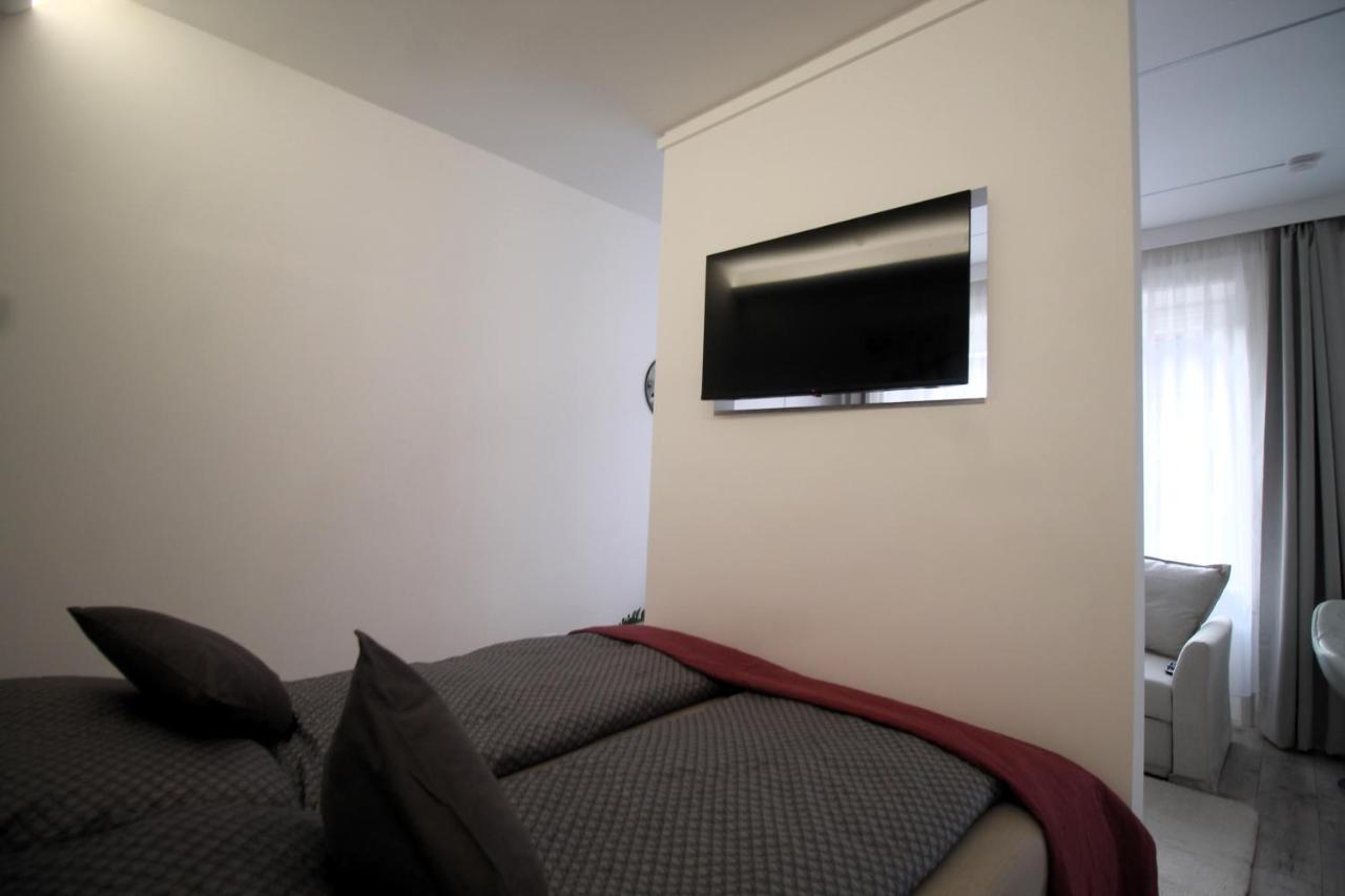 Modern Studio A Belvaros Koezepen Parkoloval- Kata Studioapartman Győr Exterior foto
